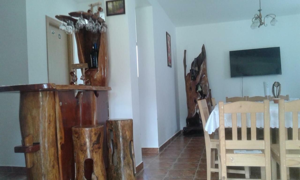 מלון Oteleni Pensiunea Casa Vanatorului מראה חיצוני תמונה