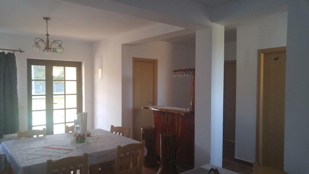 מלון Oteleni Pensiunea Casa Vanatorului מראה חיצוני תמונה