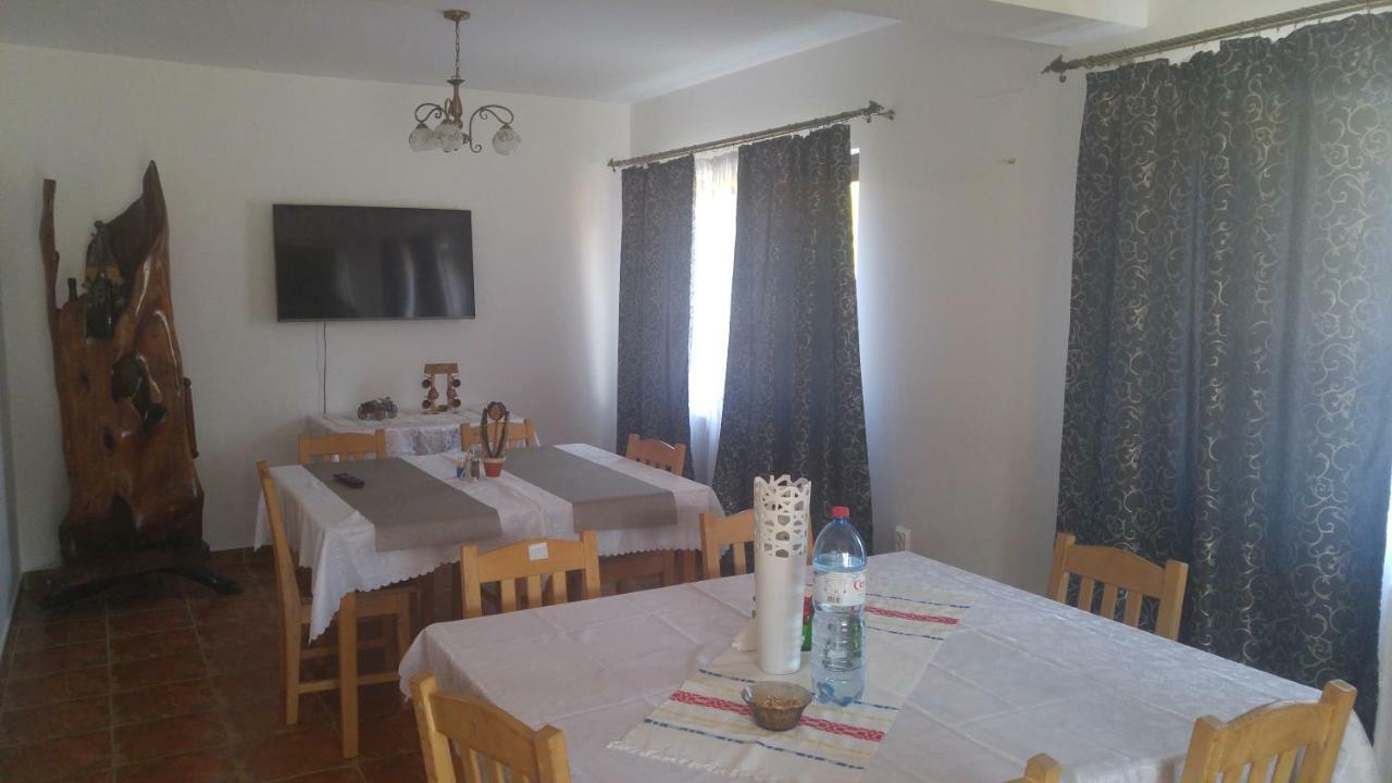 מלון Oteleni Pensiunea Casa Vanatorului מראה חיצוני תמונה